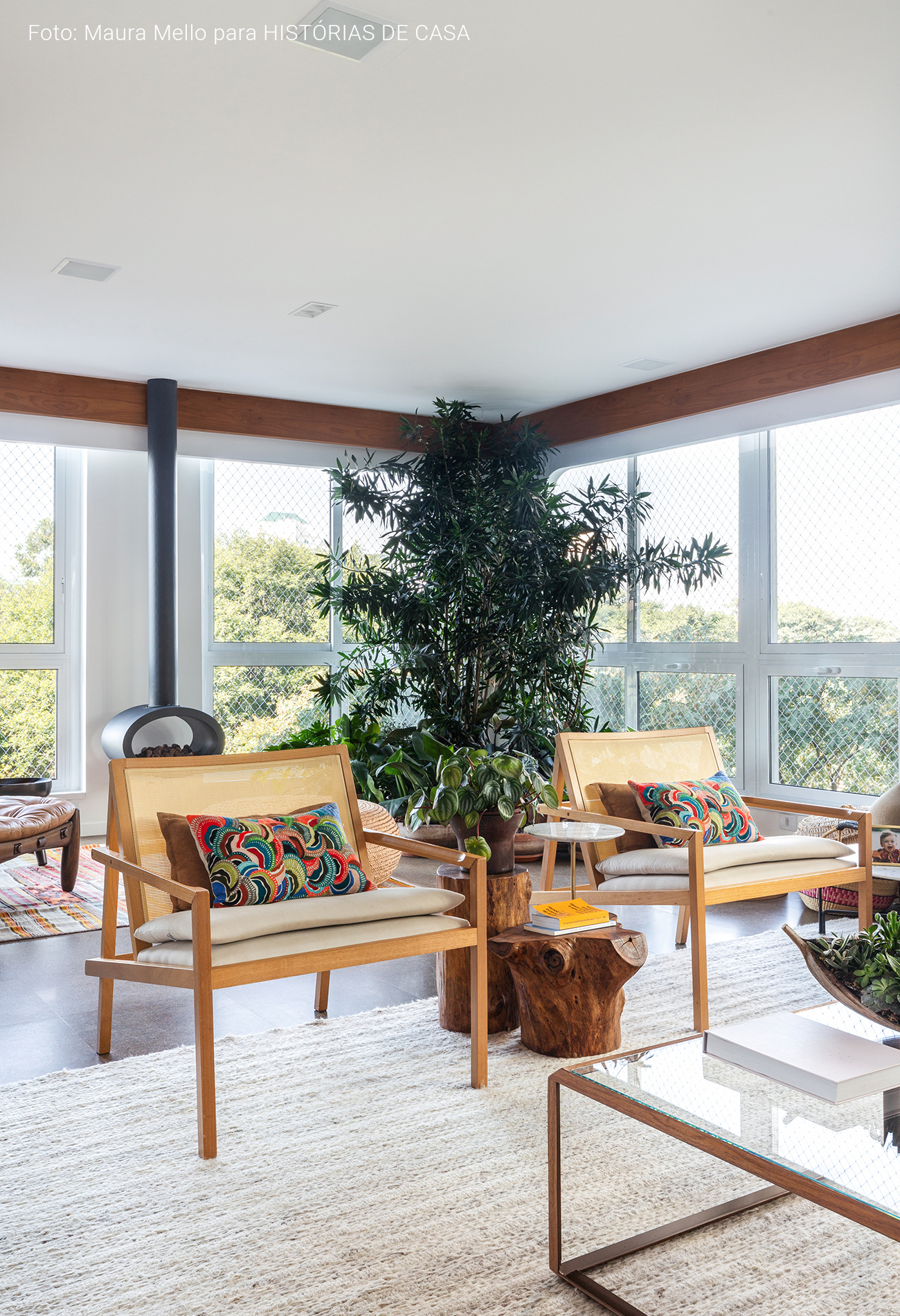 Sala com poltronas de palhinha