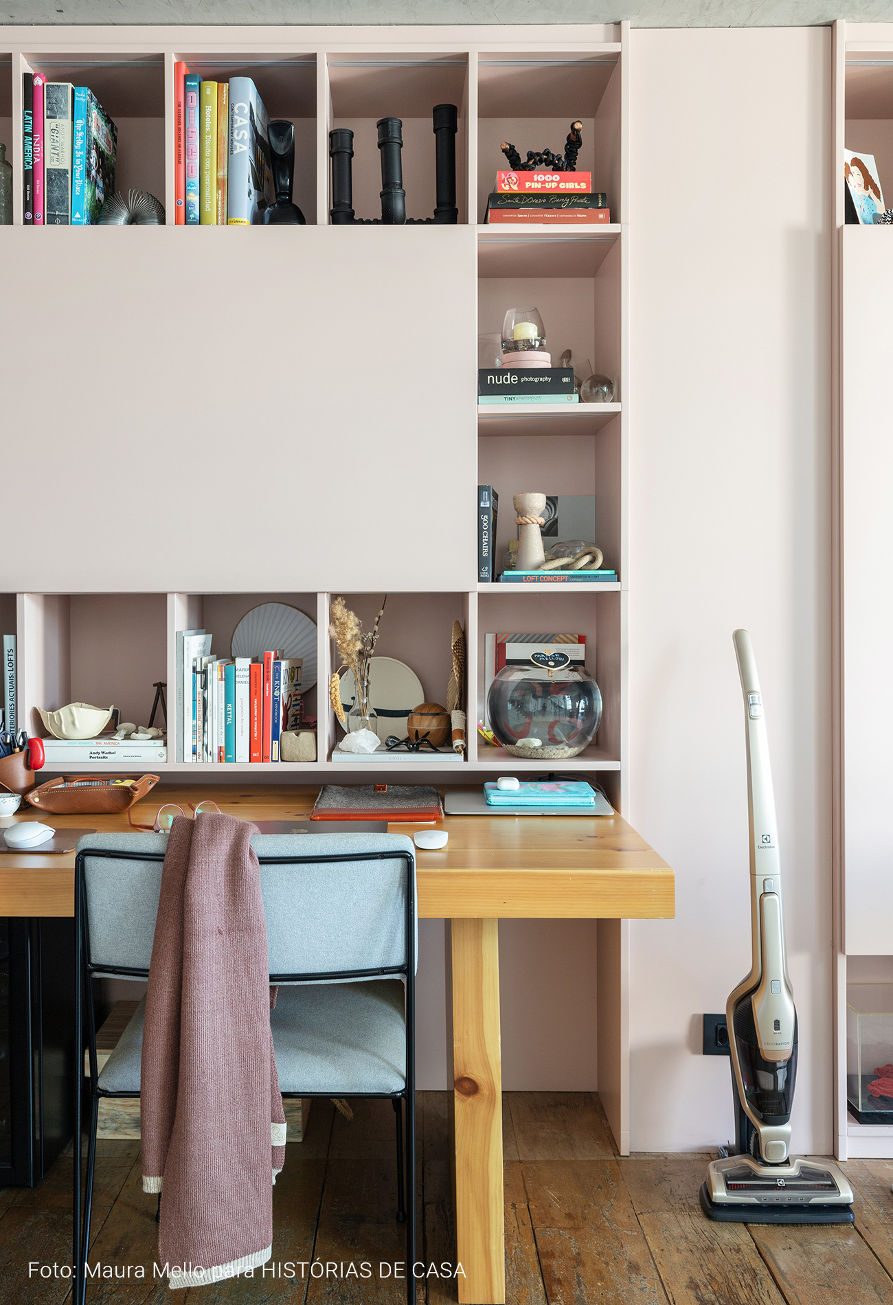 Home office com marcenaria rosa claro