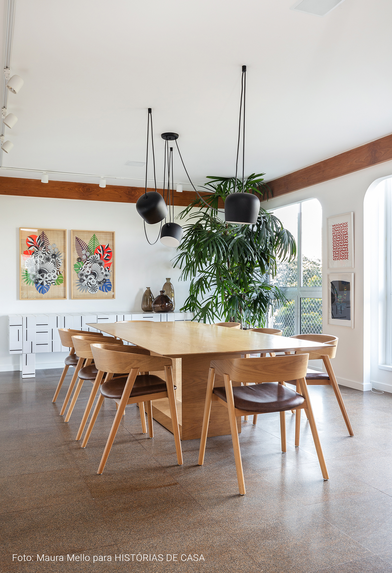 Sala de jantar com móveis de madeira clara