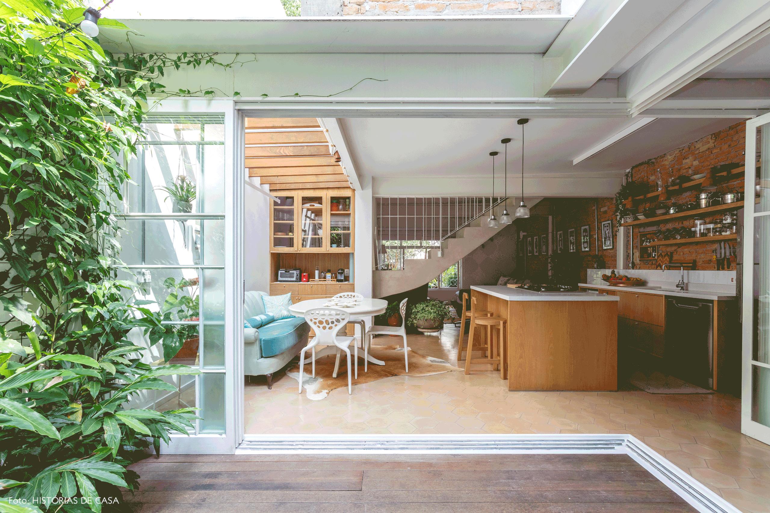 Cozinha integrada com sala de jantar e quintal com plantas