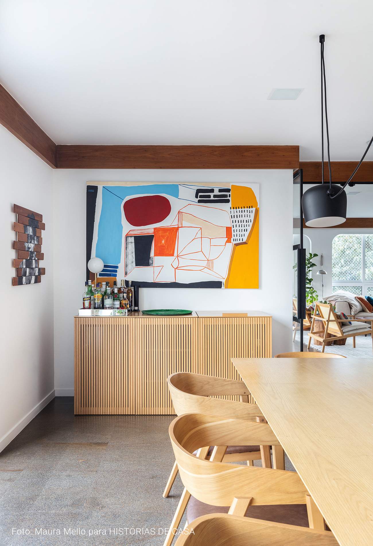 Sala de jantar com buffet de madeira clara