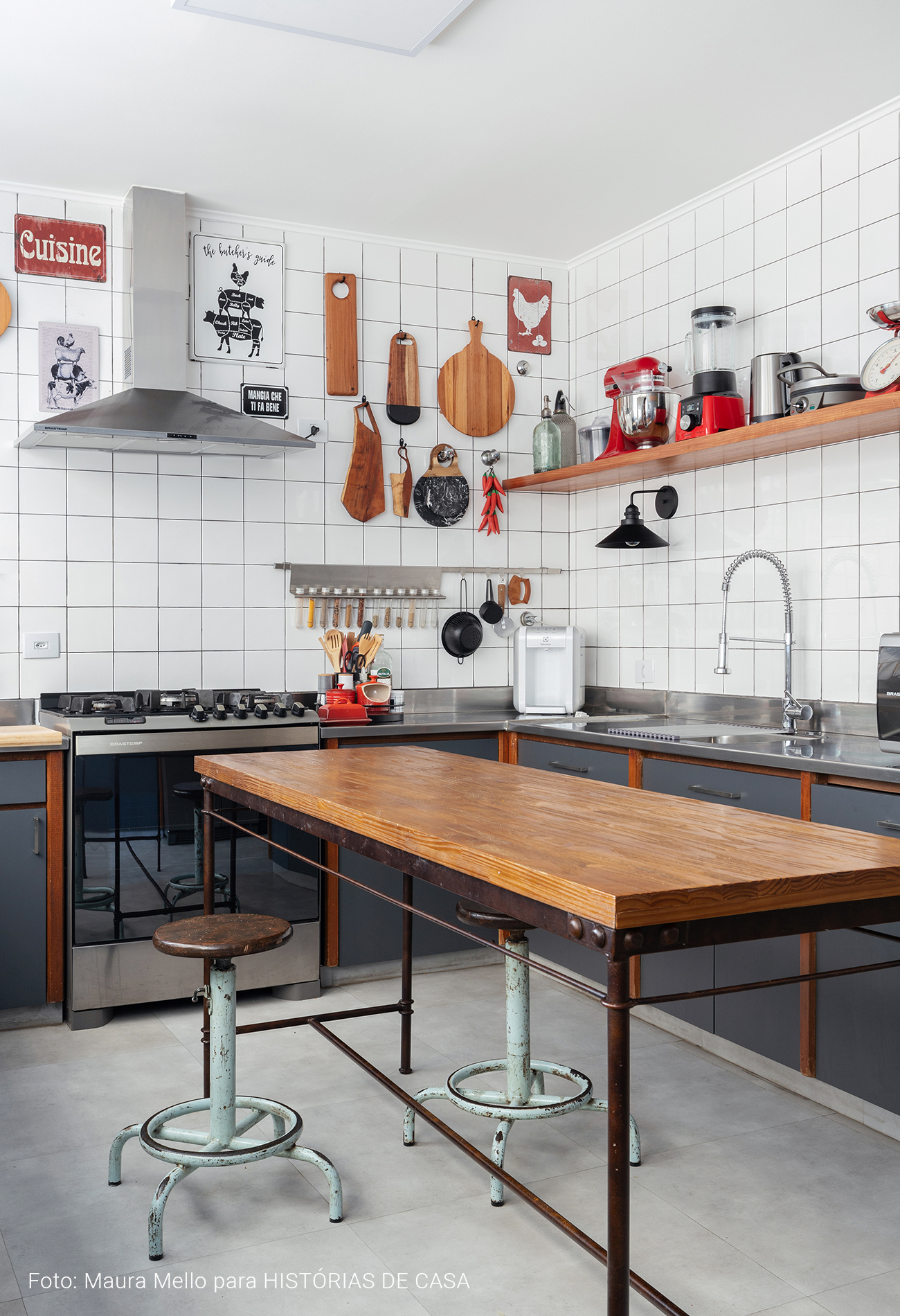 Cozinha com acabamentos escuros e clima industrial