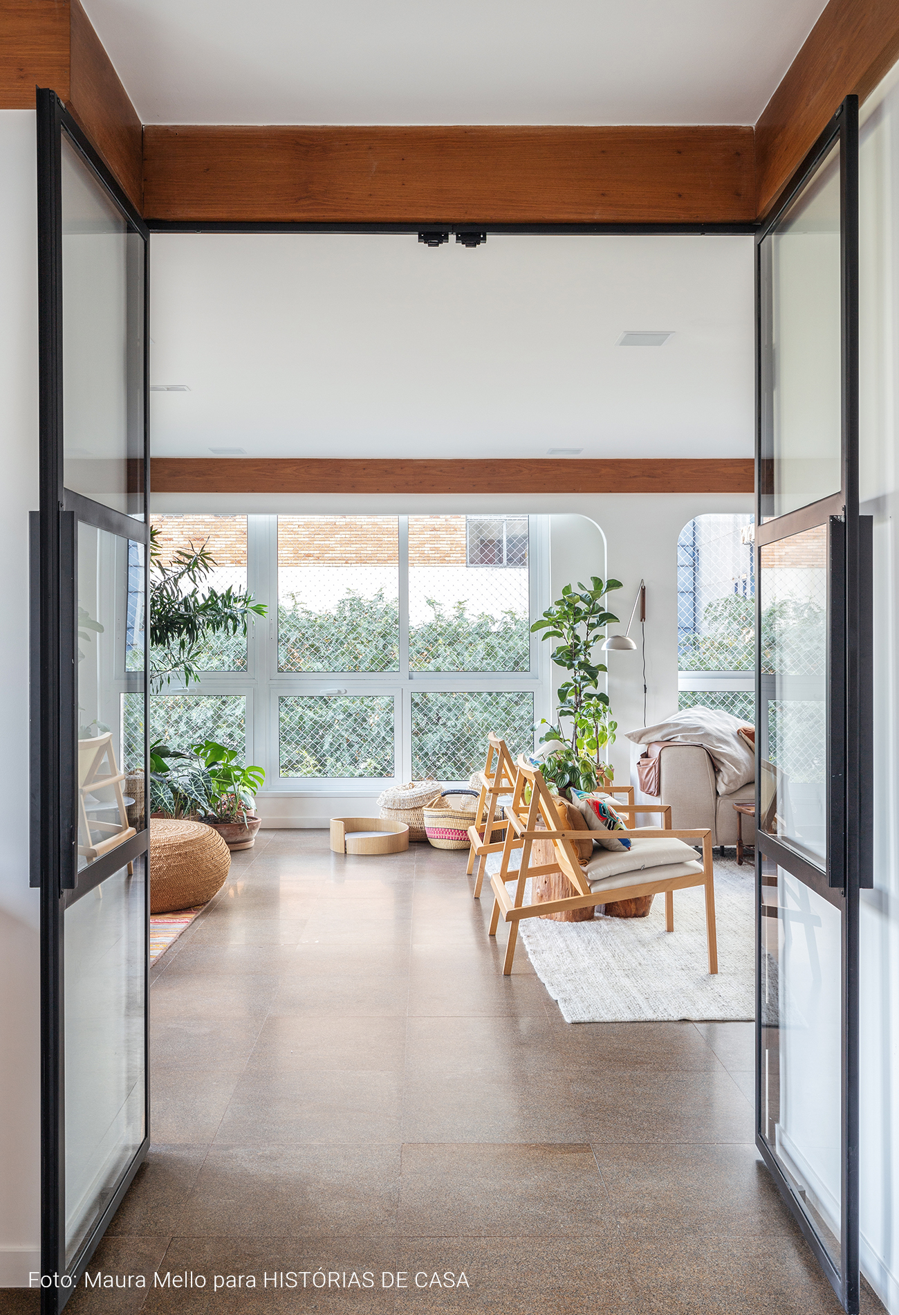 Apartamento com portas de serralheria e piso cinza