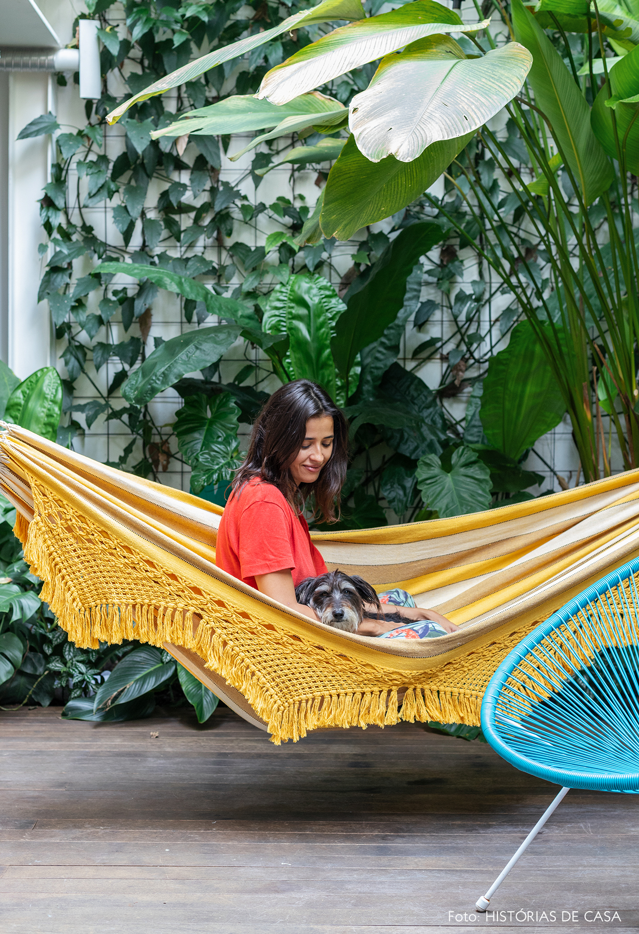 Jardim dos fundos com rede de balanço colorida e plantas