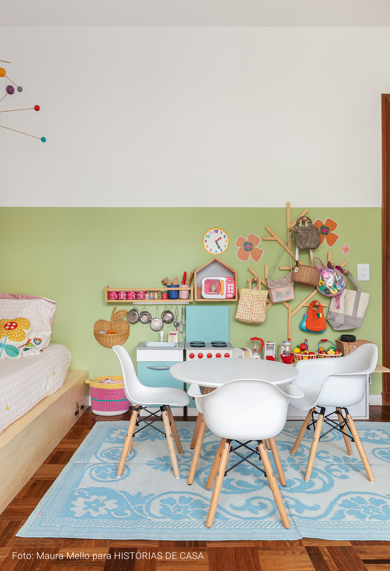 Quarto de menina com parede verde e beliche