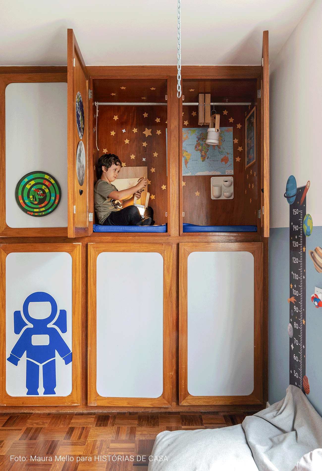 Quarto de menino com armário para brincadeiras