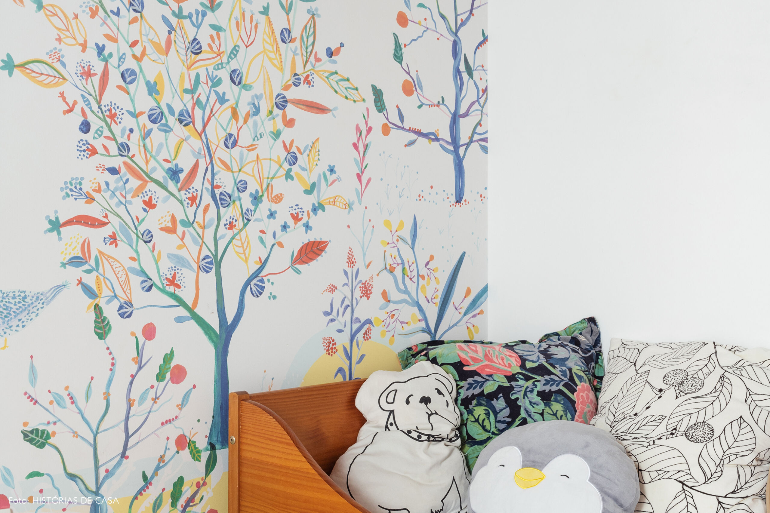 Quarto de criança com forro de madeira e papel de parede colorido