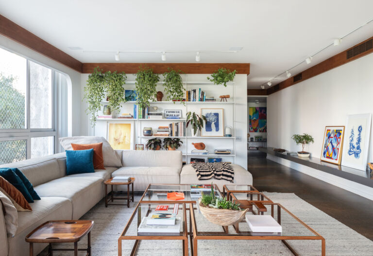 Apartamento amplo com tons neutros e estante de serralheria branca