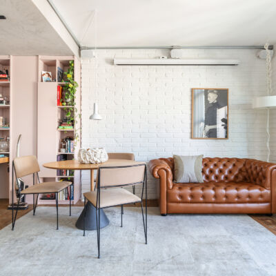 Apartamento tons neutros e sofá Chesterfield