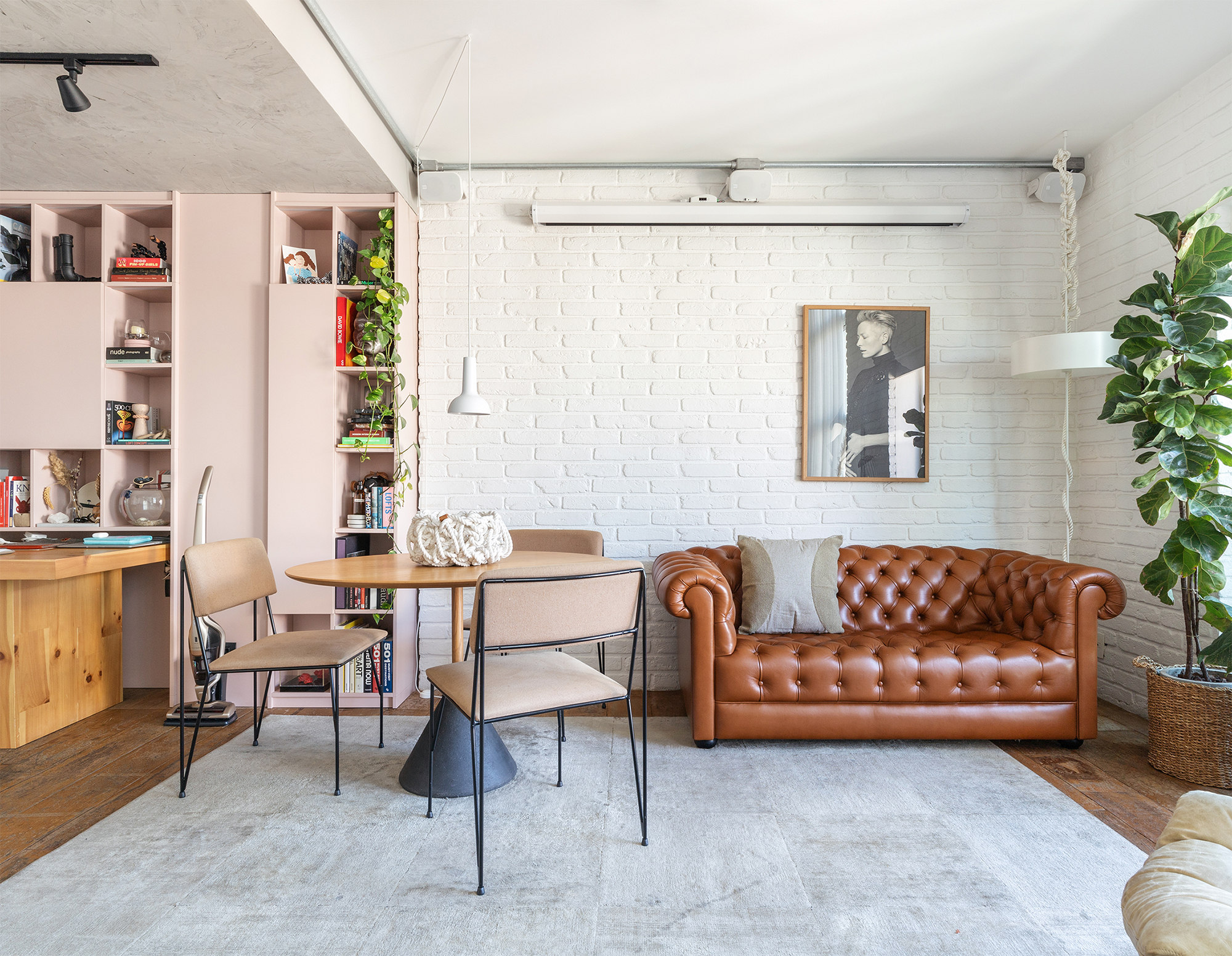 Apartamento tons neutros e sofá Chesterfield