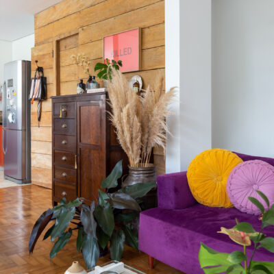 sala com parede de madeira