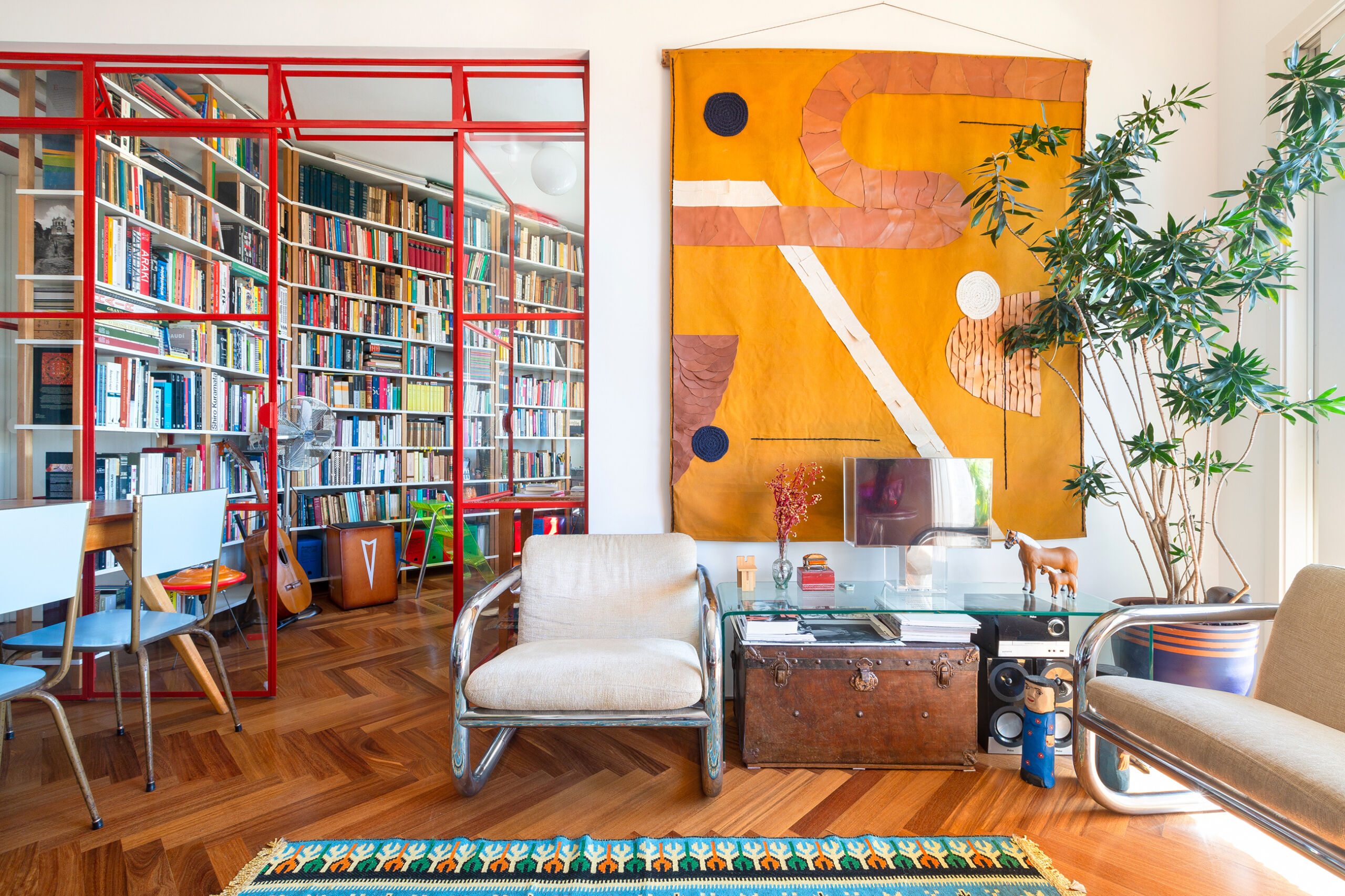 Apartamento com decoração colorida, arte em tecido