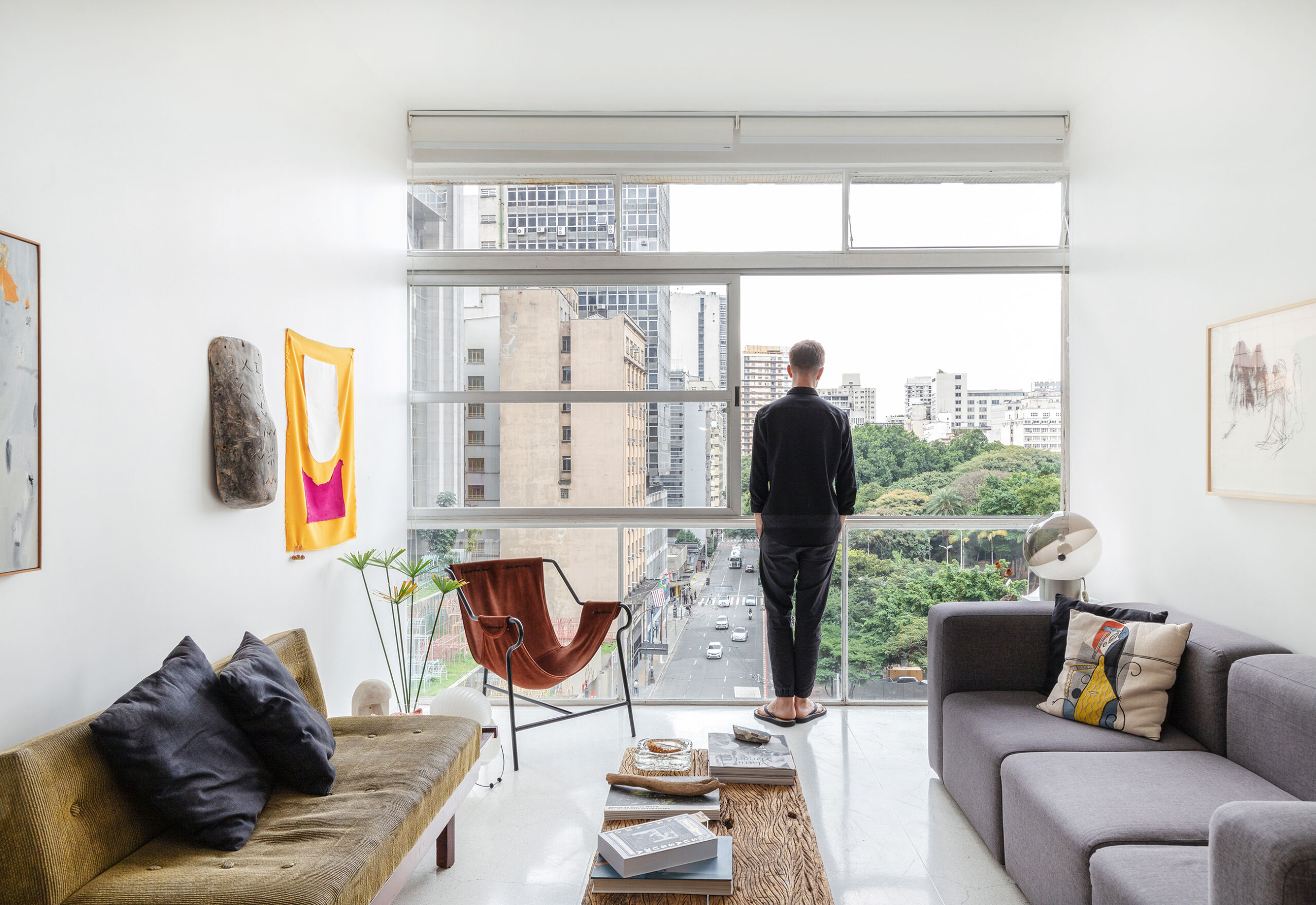 Apartamento no edifício Eiffel com piso de granilite e móveis vintage