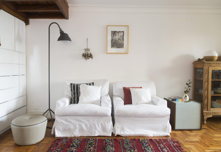 Sala com sofá branco e tapete étnico