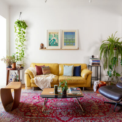 Apartamento colorido com muitas plantas e móveis vintage