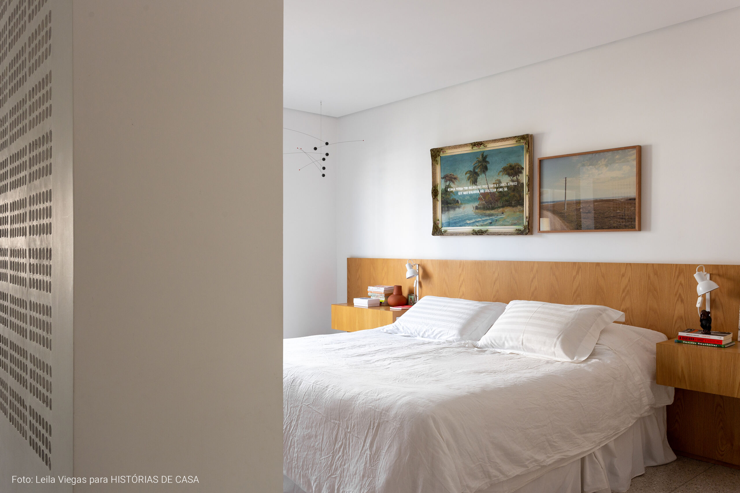 Apartamento neutro com materiais naturais e piso de granilite branco, Histórias de Casa