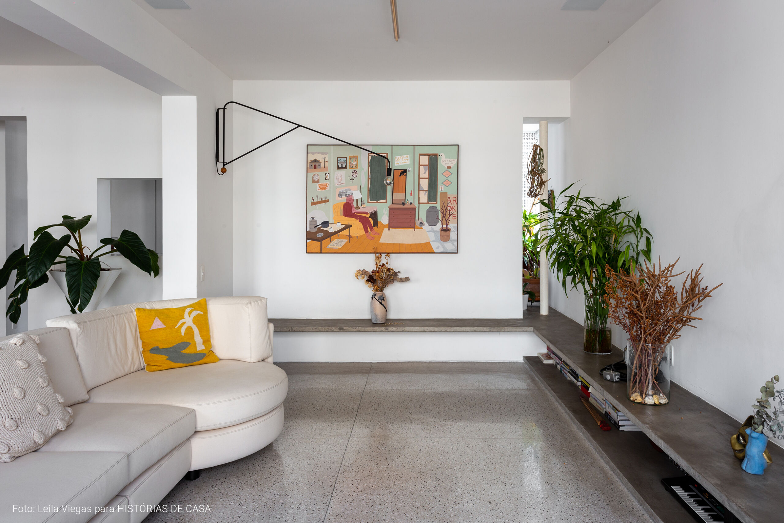 Apartamento neutro com materiais naturais e piso de granilite branco, Histórias de Casa