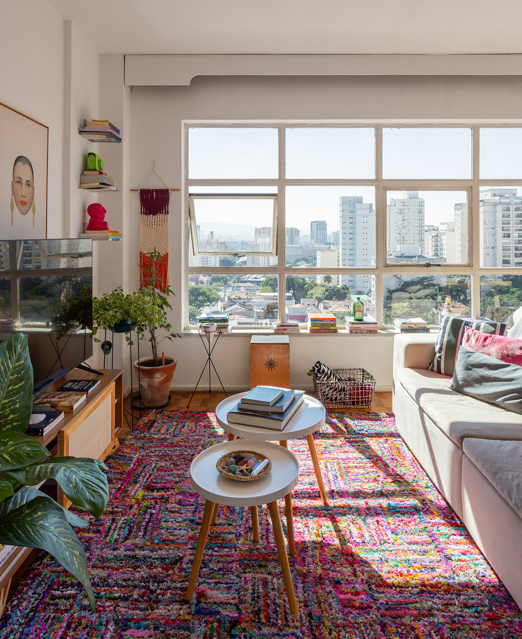 Apartamento colorido e alugado por duas amigas