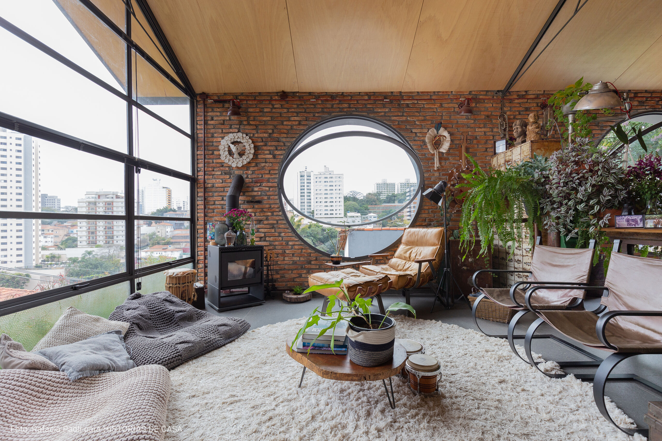 Arquitetura com estilo industrial, casa com tijolinhos e plantas, janelas redondas