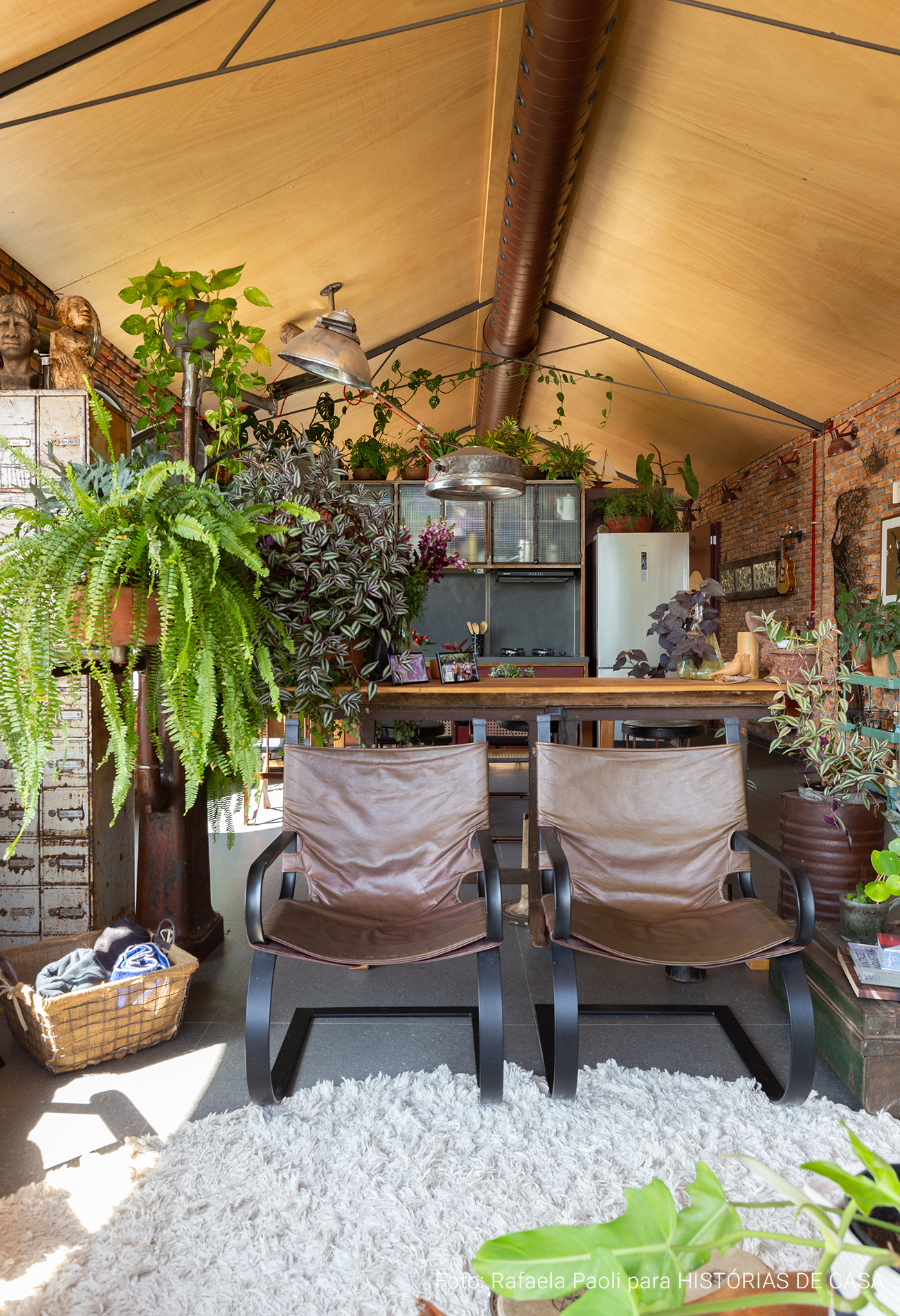 Arquitetura com estilo industrial, casa com tijolinhos e plantas, janelas redondas