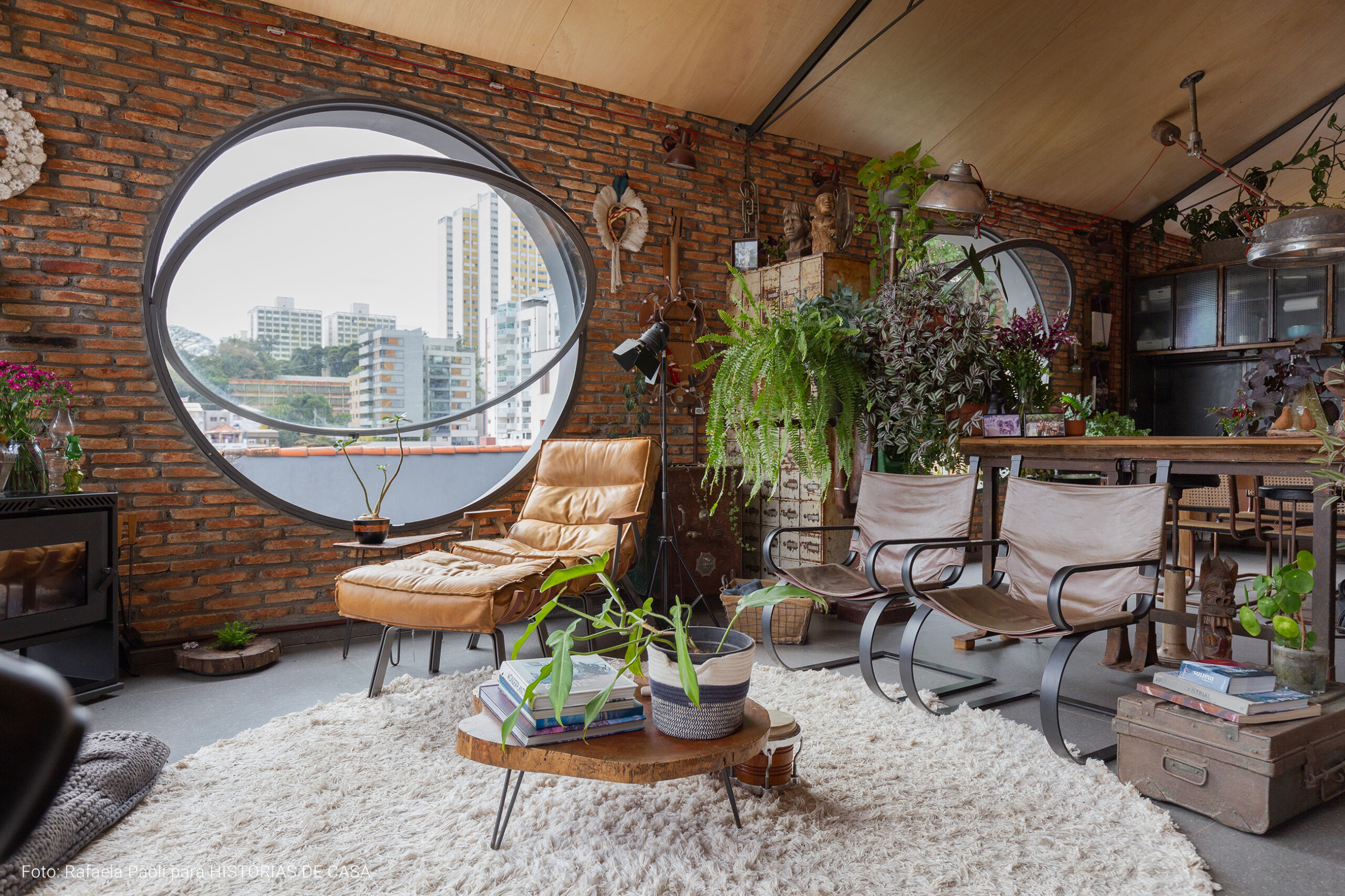 Arquitetura com estilo industrial, casa com tijolinhos e plantas, janelas redondas