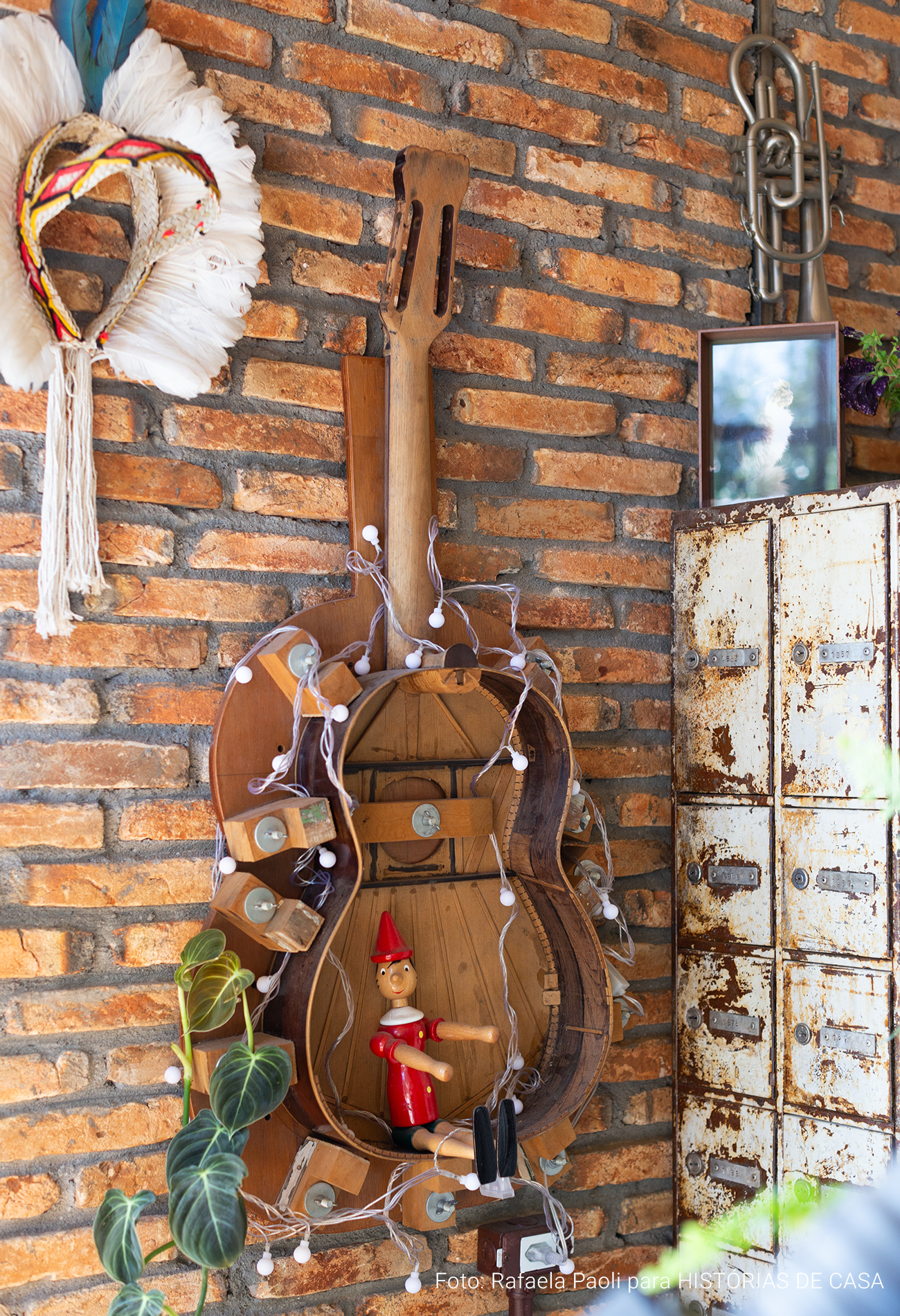 Arquitetura com estilo industrial, casa com tijolinhos e plantas, janelas redondas