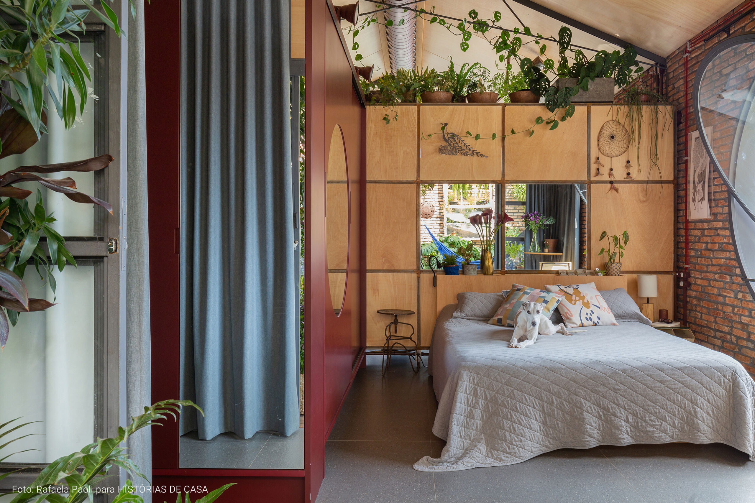 Arquitetura com estilo industrial, casa com tijolinhos e plantas, janelas redondas