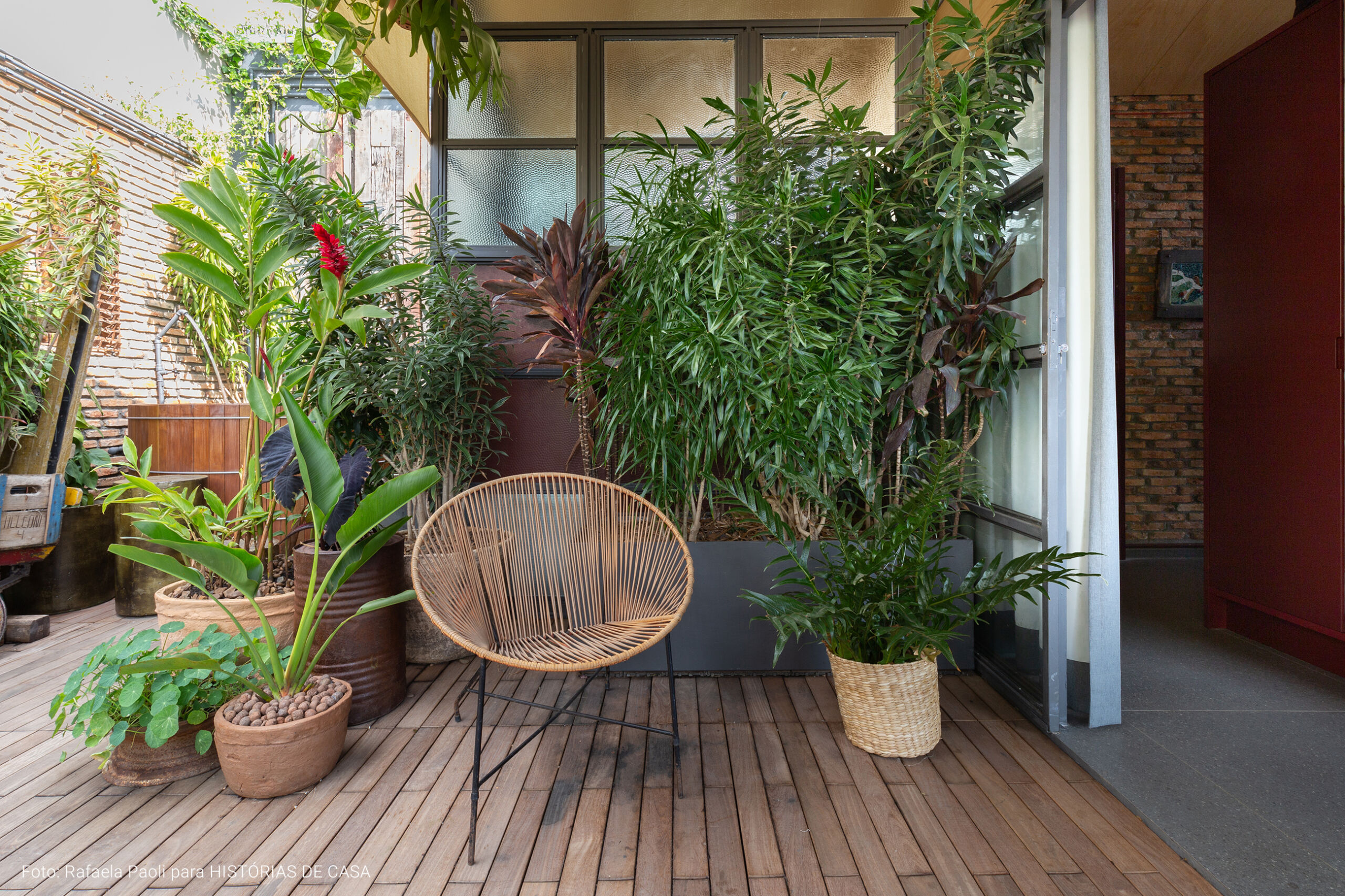 Arquitetura com estilo industrial, casa com tijolinhos e plantas, janelas redondas