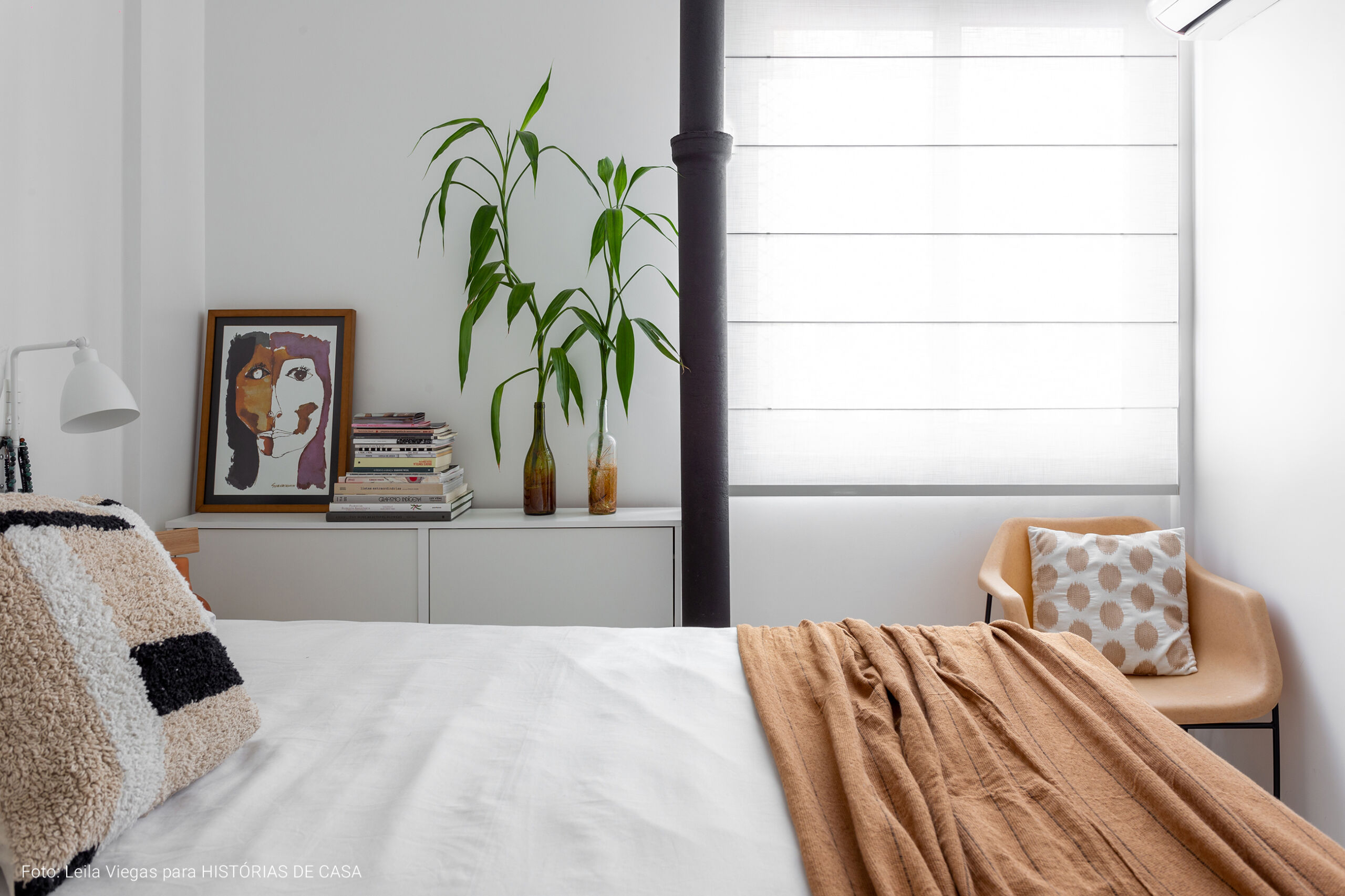 Apartamento com texturas naturais e cores claras