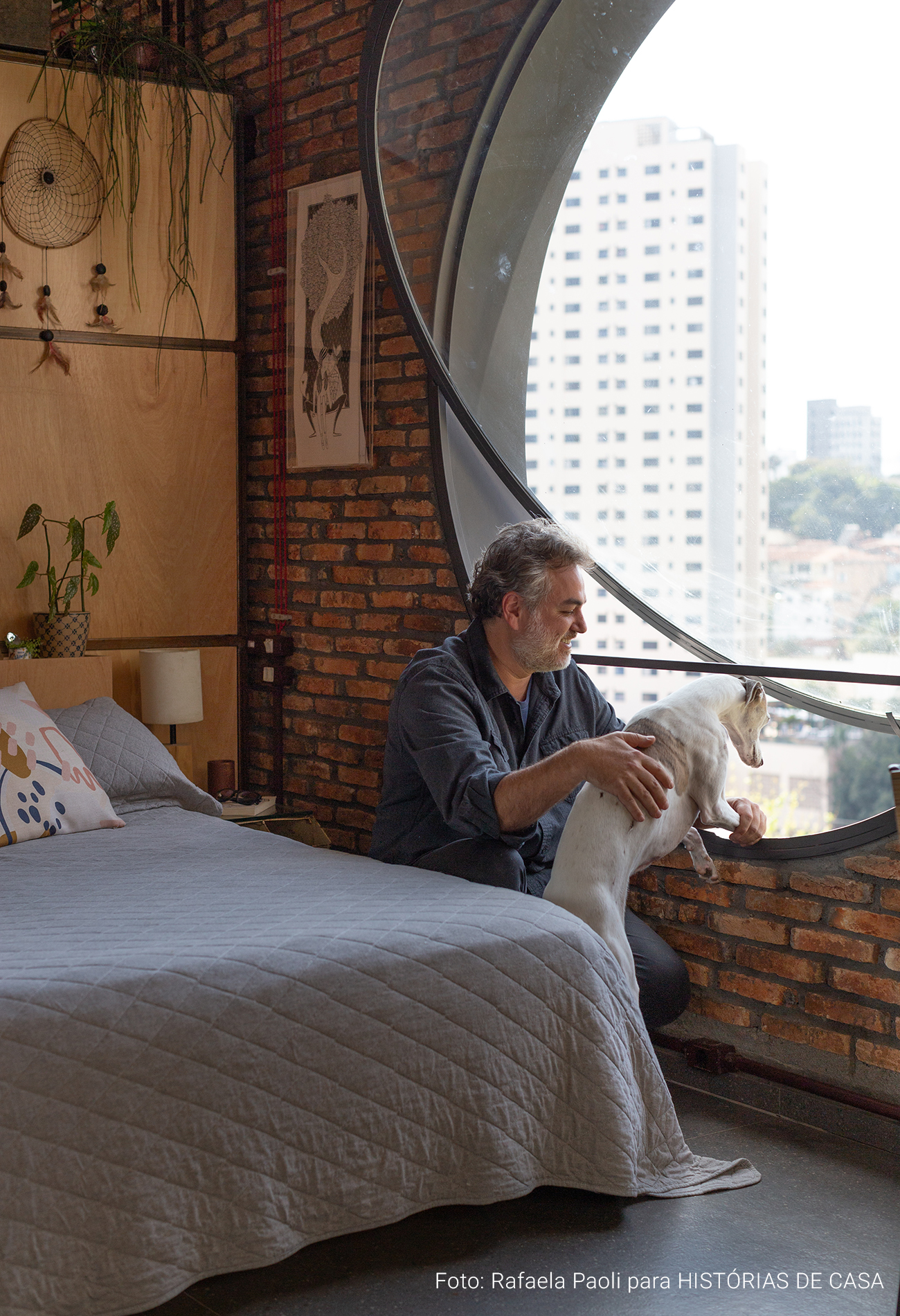 Arquitetura com estilo industrial, casa com tijolinhos e plantas, janelas redondas