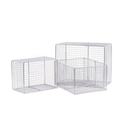 Arquitetura com estilo industrial, casa com tijolinhos e plantas, janelas redondas