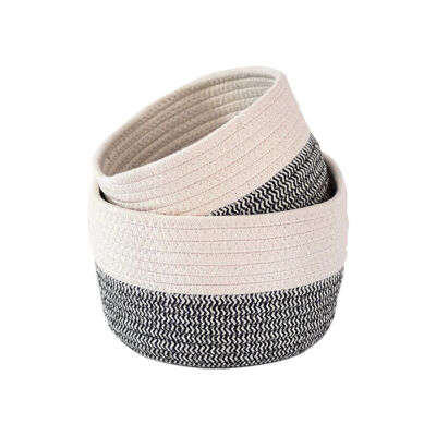 Arquitetura com estilo industrial, casa com tijolinhos e plantas, janelas redondas