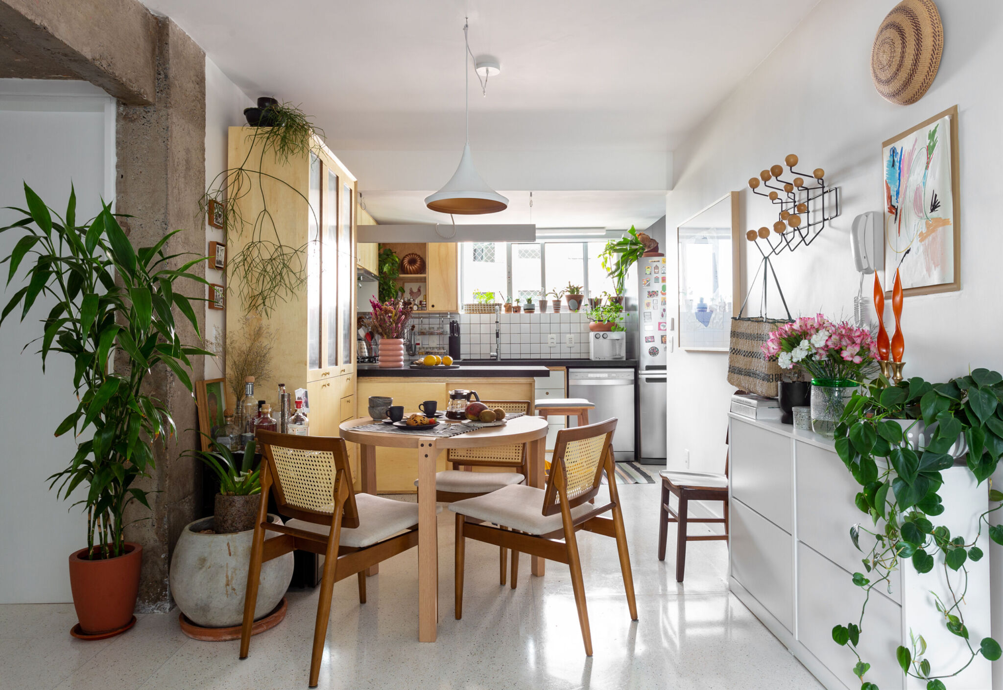 Apartamento com texturas naturais e cores claras