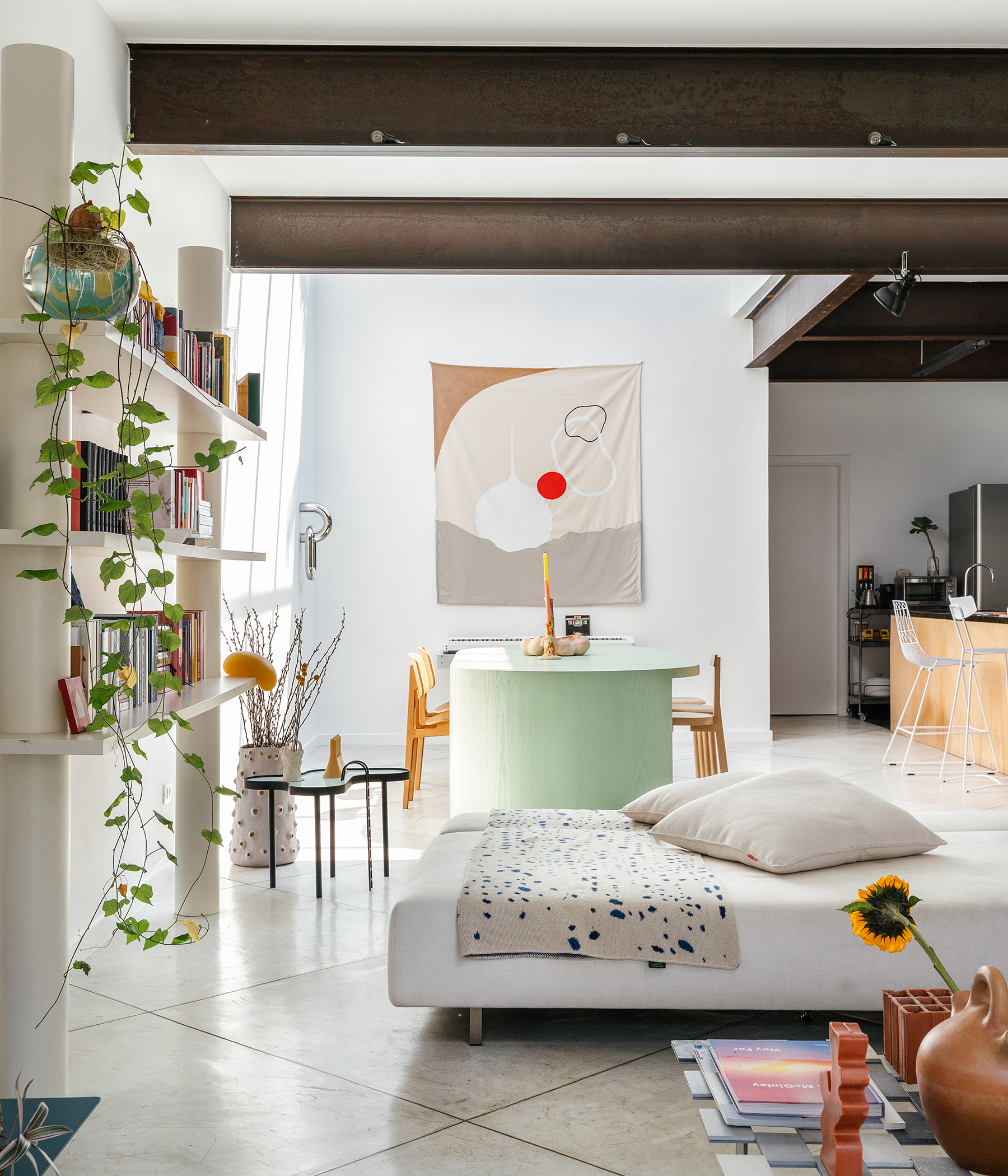 Casa com teto de vidro, piso branco e muita arte