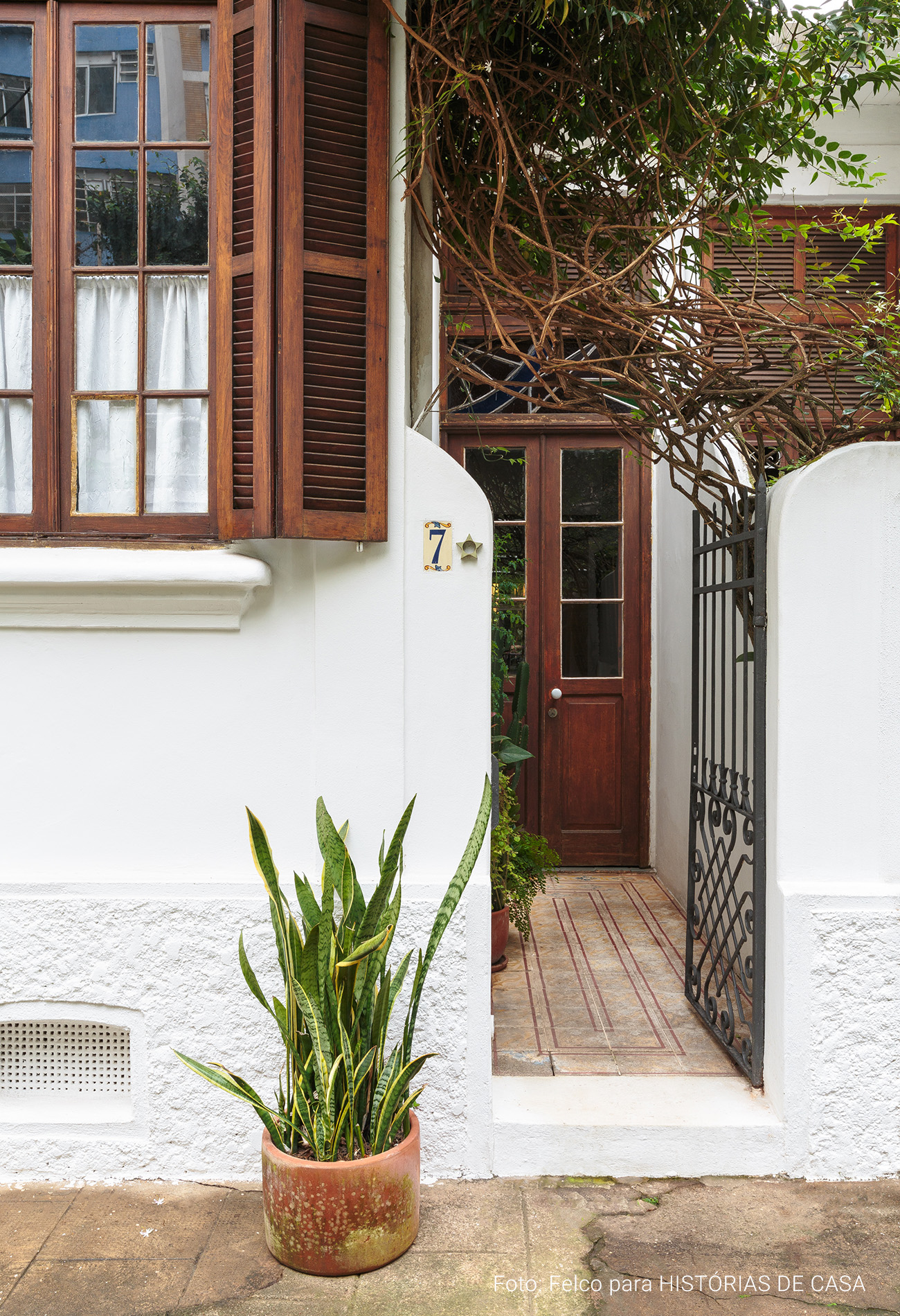 Casa de vila antiga com reforma e janelas de madeira