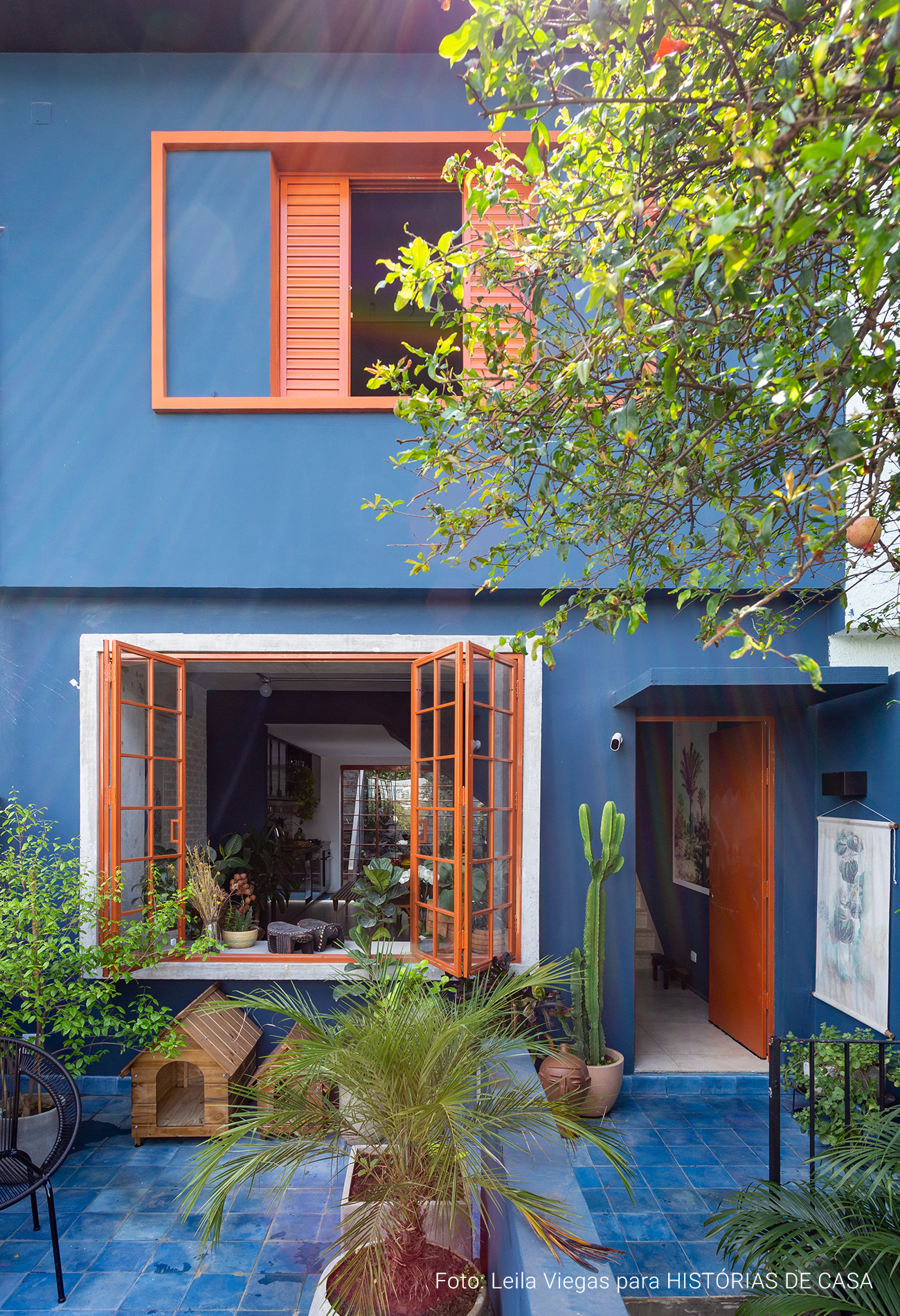 Casa de dois andares com decoração colorida e jardim aconchegante