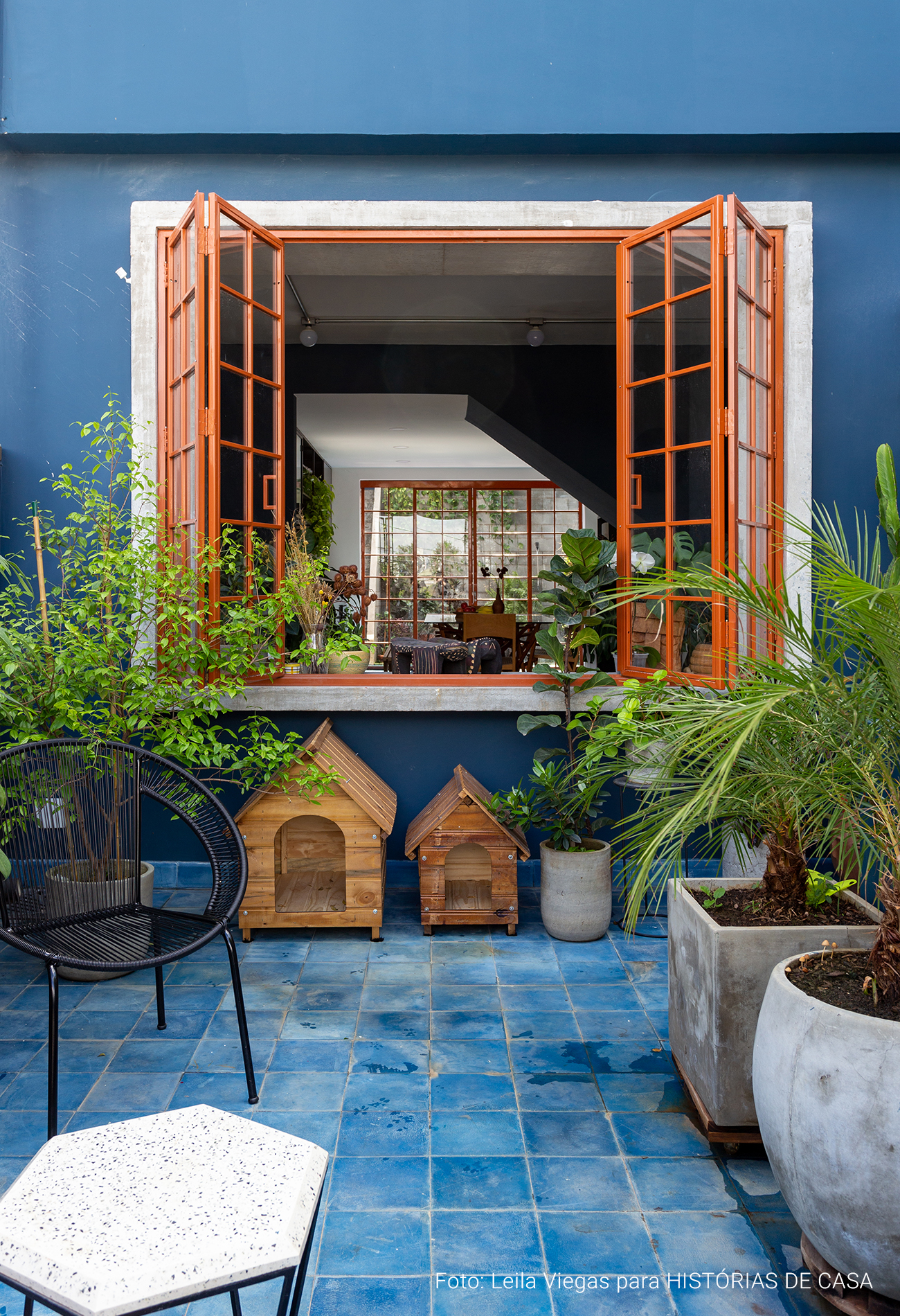 Casa de dois andares com decoração colorida e jardim aconchegante