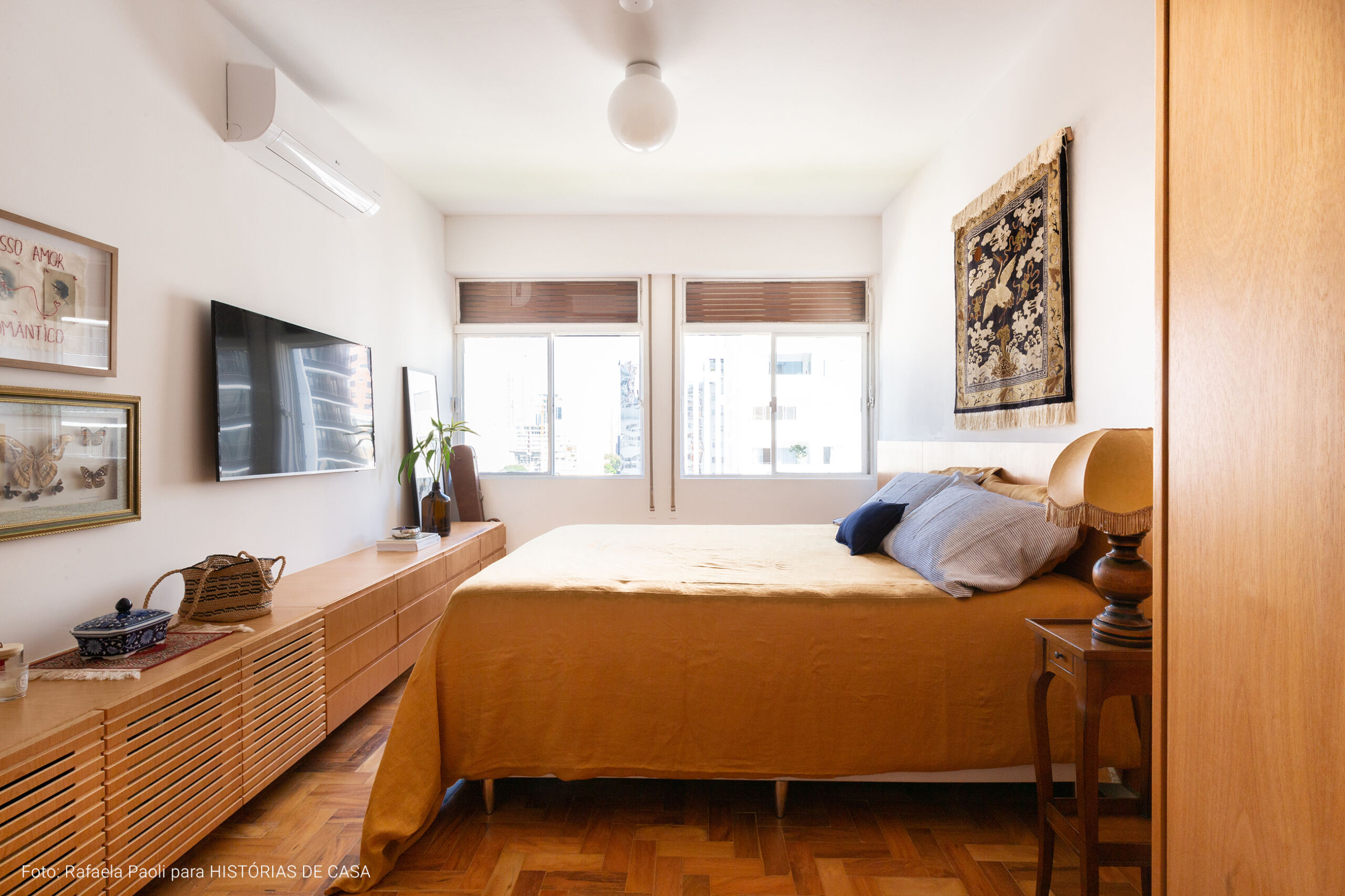 Apartamento com ambientes integrados, móveis garimpados e objetos antigos