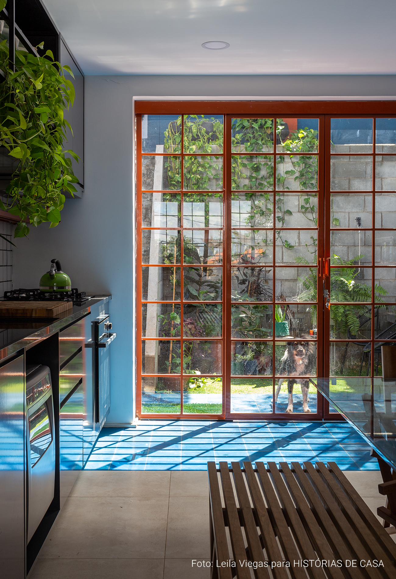 Casa de dois andares com decoração colorida e jardim aconchegante