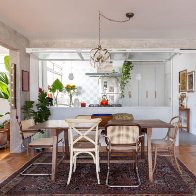 Apartamento com ambientes integrados e móveis vintage garimpados