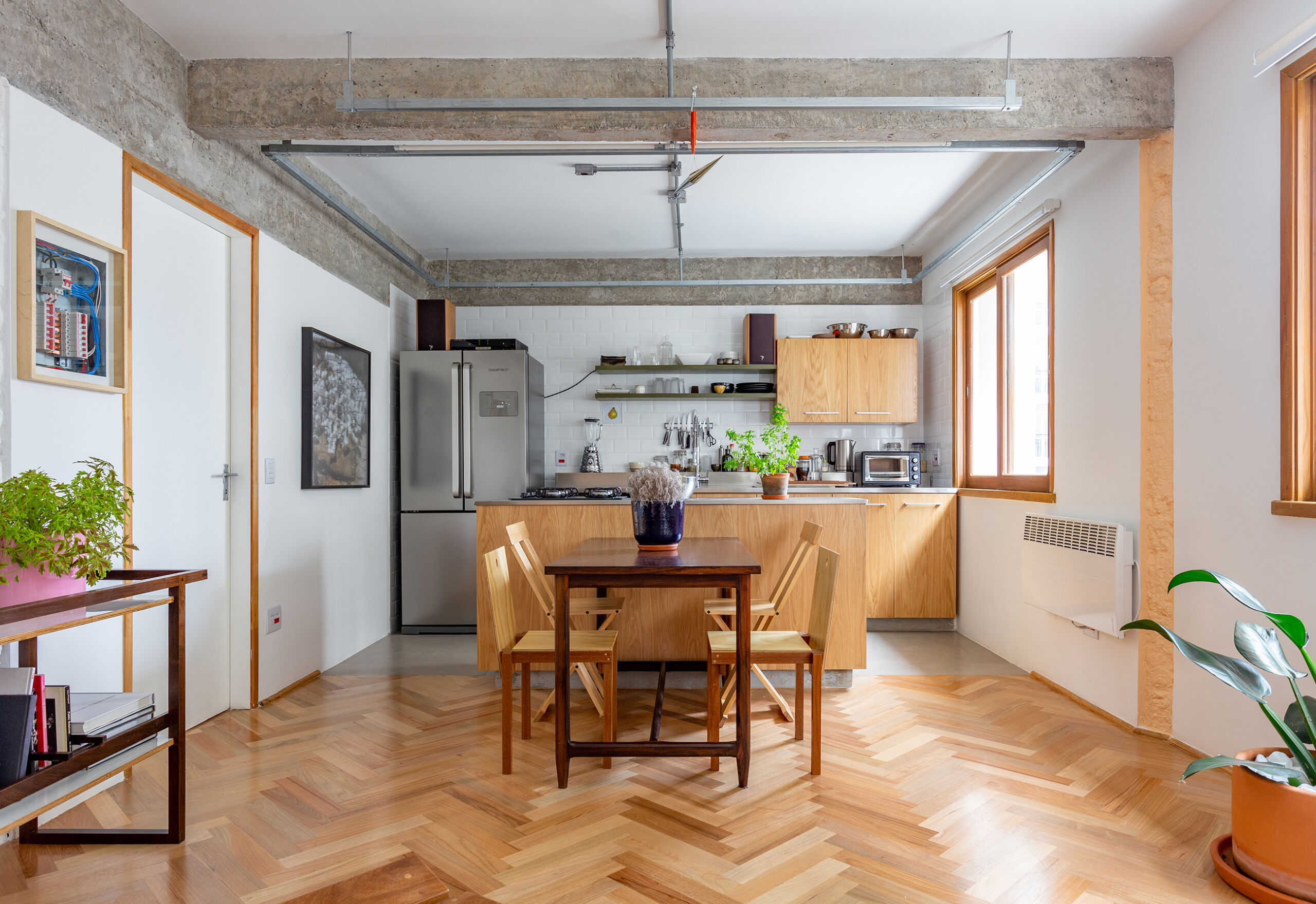 Apartamento modernista com arquitetura interessante e piso de madeira
