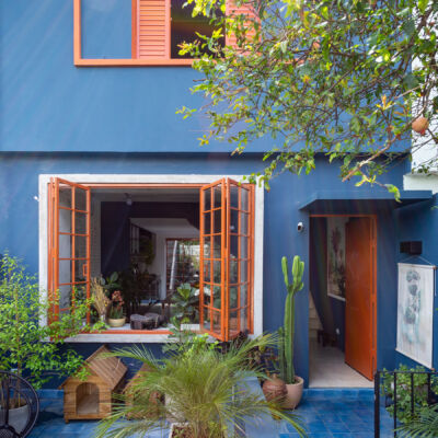 Casa colorida com jardim