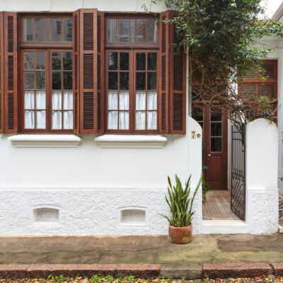 Casa de vila antiga com reforma e janelas de madeira