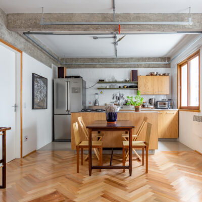 Apartamento modernista com arquitetura interessante e piso de madeira