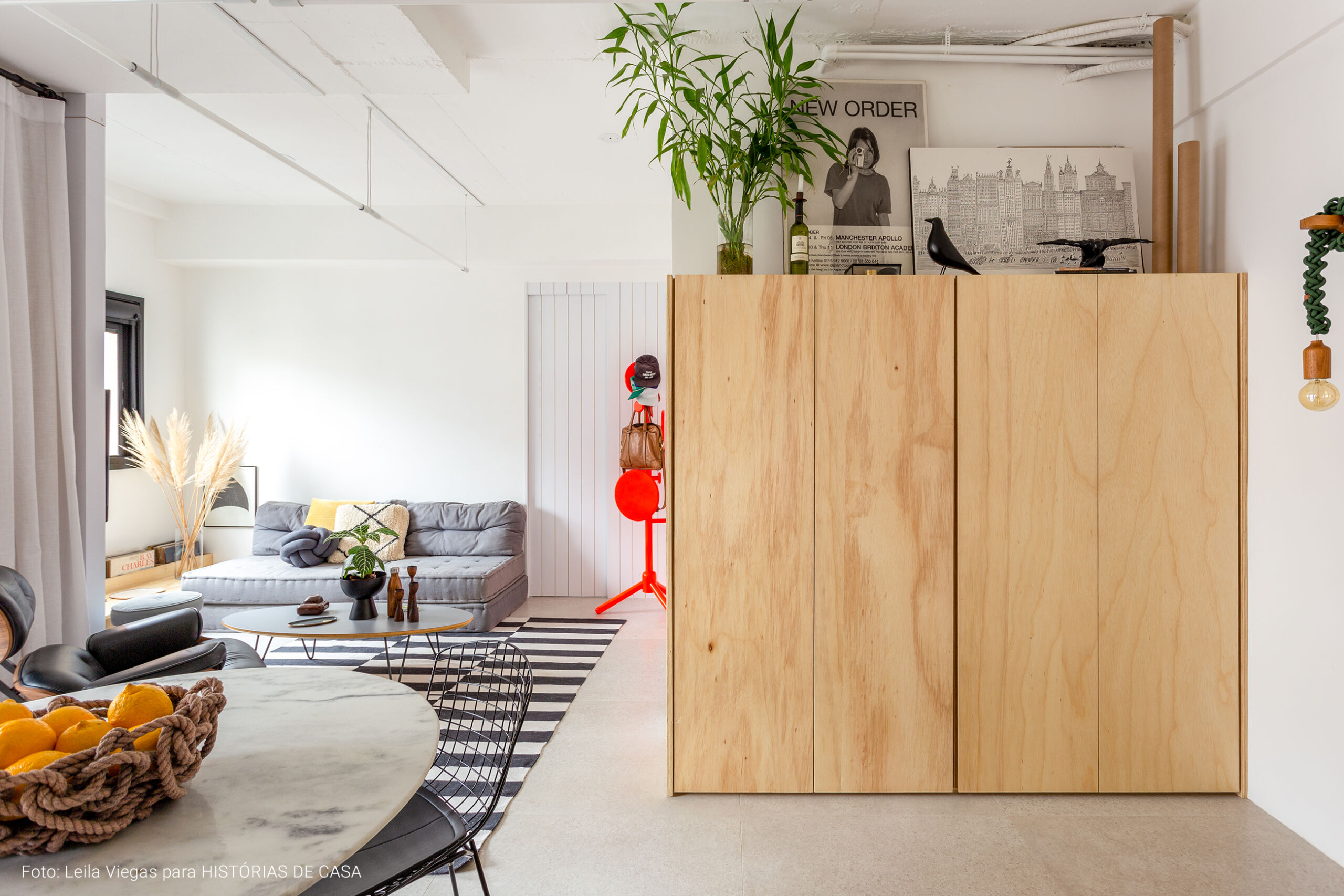 Apartamento pequeno com cozinha integrada e decoração em preto e branco