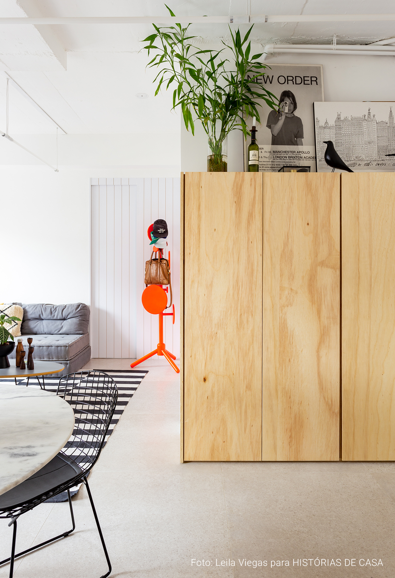 Apartamento pequeno com cozinha integrada e decoração em preto e branco