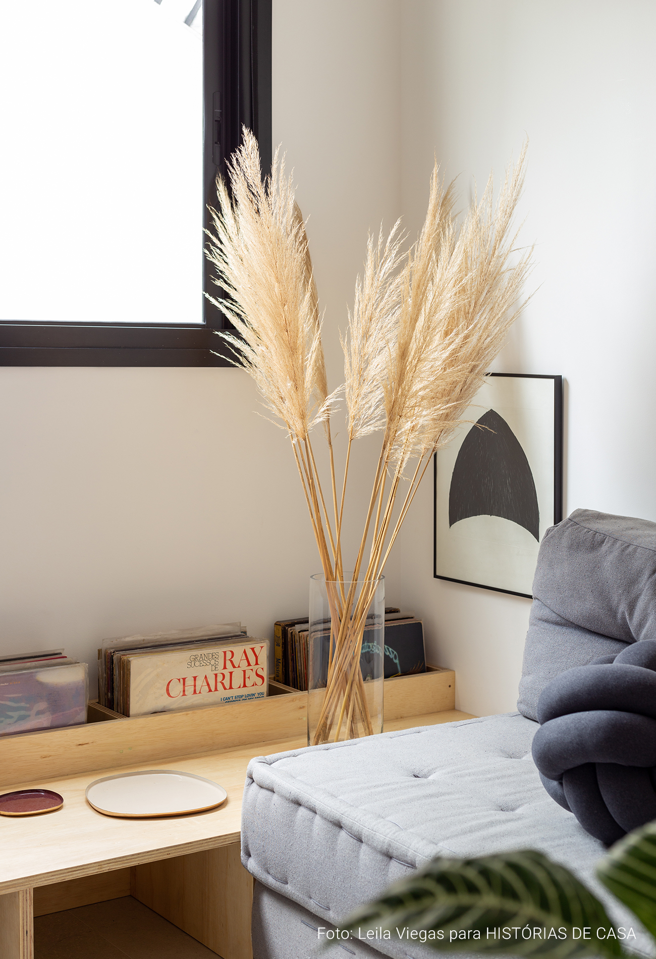 Apartamento pequeno com cozinha integrada e decoração em preto e branco