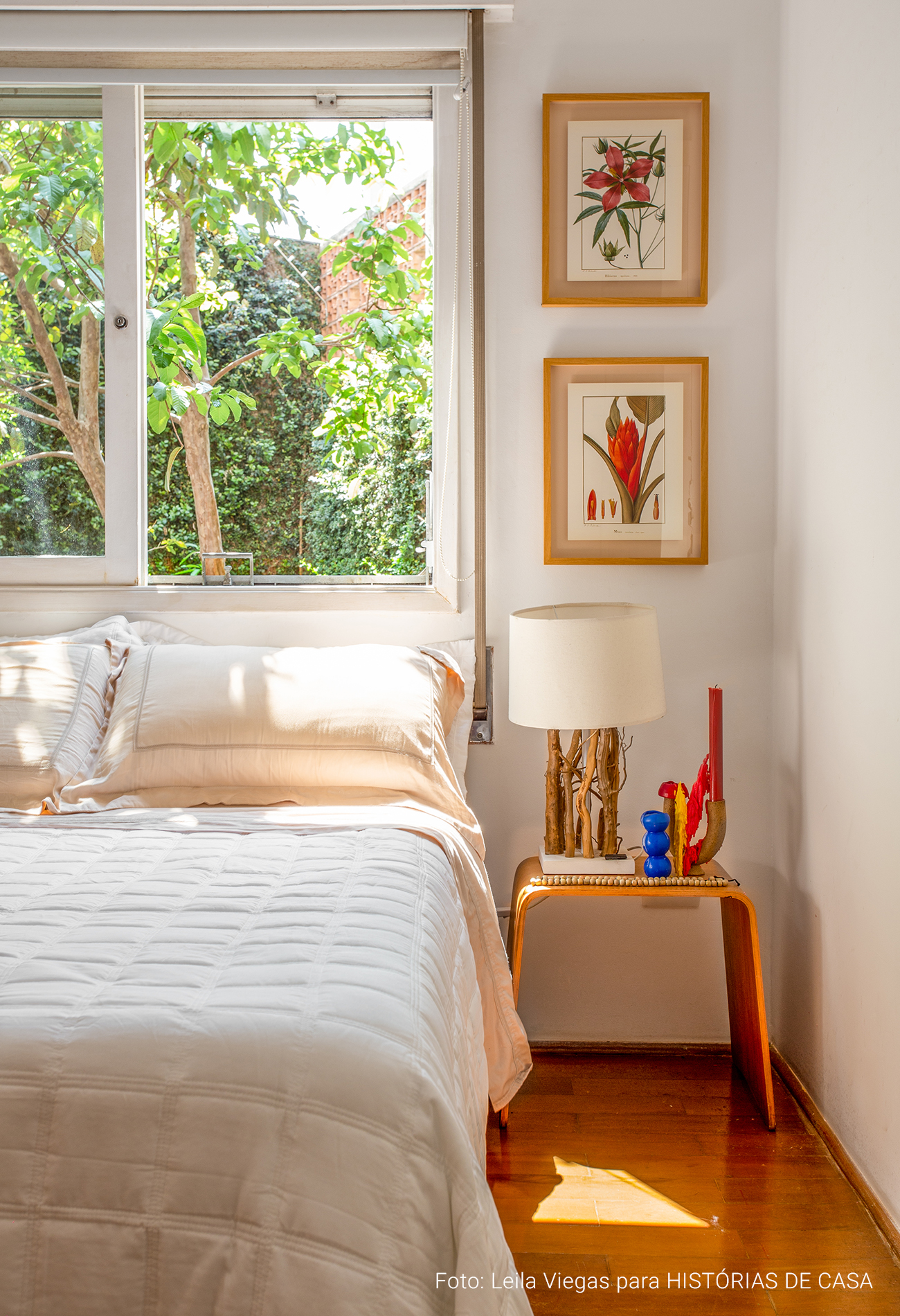 Apartamento acolhedor com plantas, cores neutras e claraboia