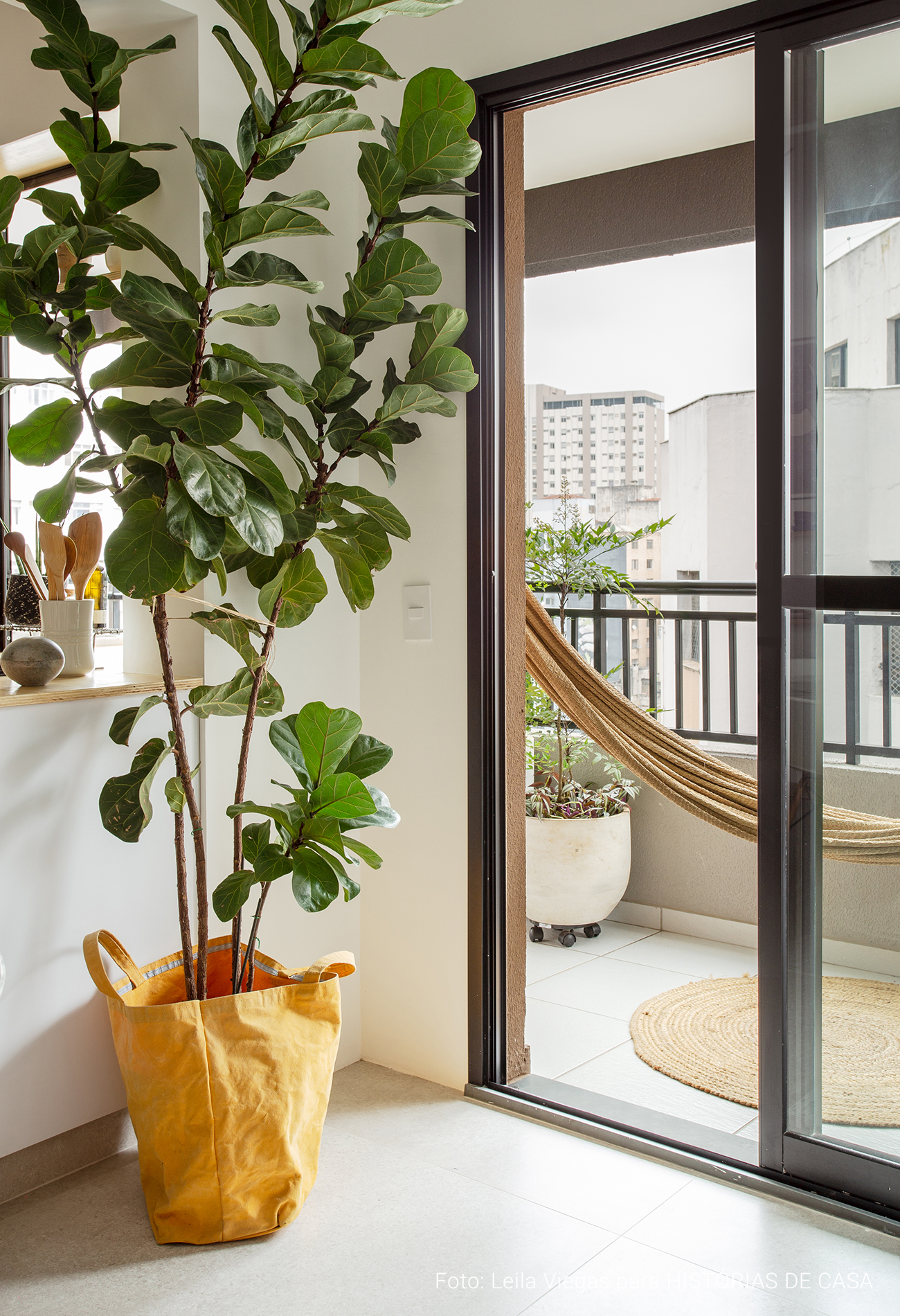 Apartamento pequeno com cozinha integrada e decoração em preto e branco