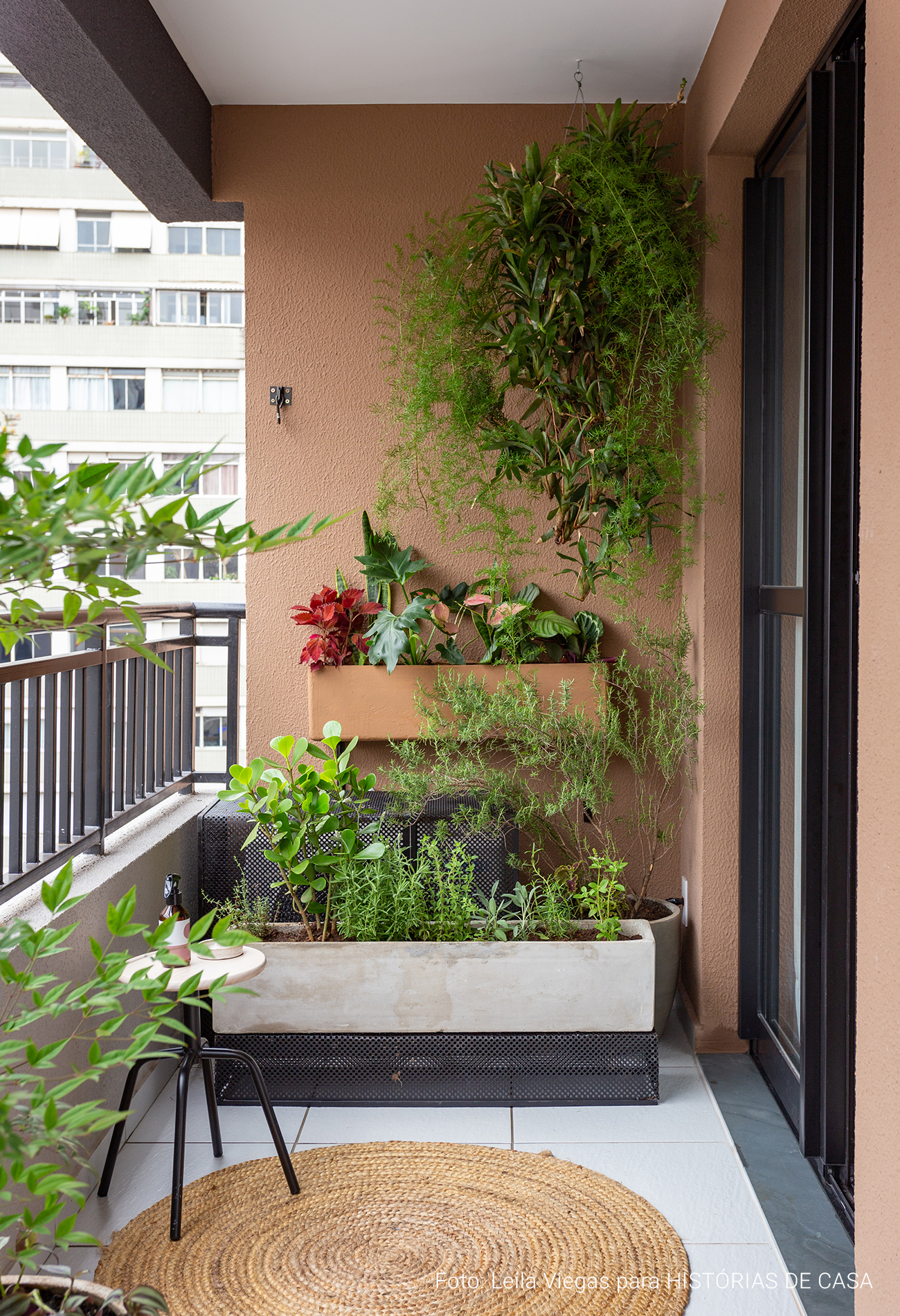 Apartamento pequeno com cozinha integrada e decoração em preto e branco